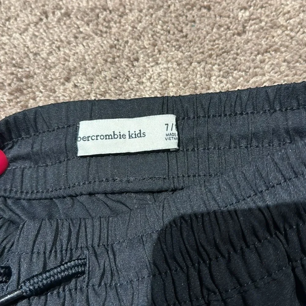 Abercrombie and fitch boys cargo shorts! Lightweight material! Pull on 7/8